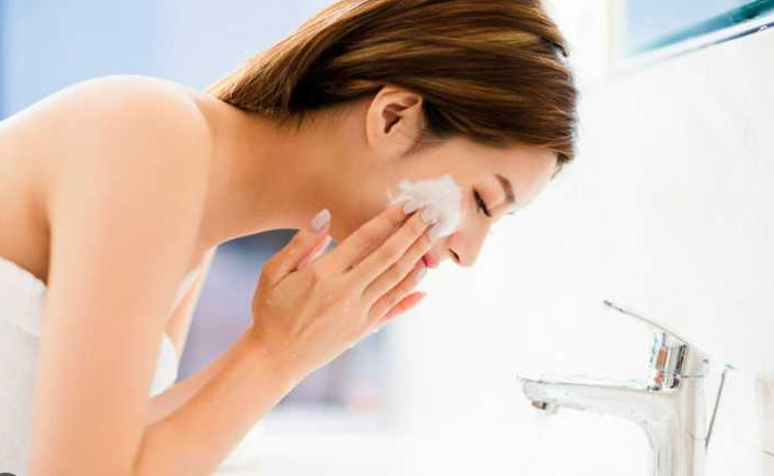 洗脸之道：长期“清水”与“洗面奶”抉择，皮肤异同引发思考